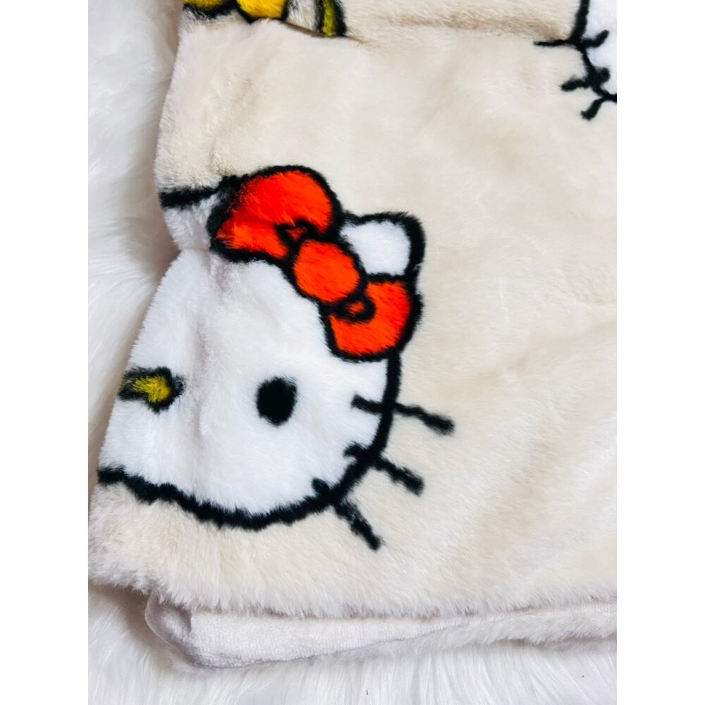 Hello Kitty Fall Throw - Picture 2 of 3